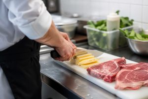 ¿Cómo evitar la contaminación cruzada en la cocina de un restaurante?
